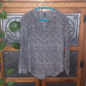 2/$10- NYDJ- Long Sleeve Henley Houndstooth Blouse